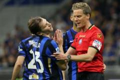 主裁判比塞克手球送點(diǎn)，巴雷拉怒吼：這能是點(diǎn)球？