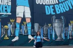 人稱德布勞內(nèi)圈外女友！日本狂熱美女人迷打卡丁丁壁畫