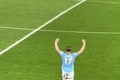 致敬傳奇！德布勞內(nèi)主場告別戰(zhàn)被換下時，全場球迷起立送上掌聲