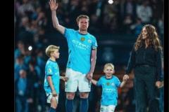 致敬傳奇！曼城官方：將為德布勞內(nèi)在伊蒂哈德球場外立雕像