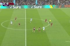 十人打十人！庫(kù)克亮鞋釘鏟倒岡薩雷斯，裁判果斷將其直紅罰下