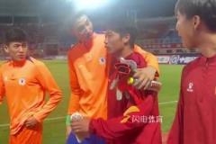 于金永謝文能與老相識(shí)握手互相問(wèn)候，問(wèn)候太到位了