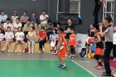 當(dāng)球場撞擊哥遇到撤凳子，感覺隨時會惱羞成怒