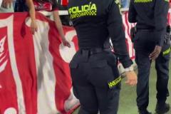 逆天腰臀比啊這是哪支足球隊(duì)的女保安身材這么夸張！