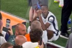 薩爾終場前緊張抖腿，吹哨后忘情慶祝奪冠