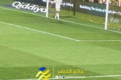 今日兩次中柱！C羅賽后專門去摸了摸自己擊中的兩側(cè)立柱 ?