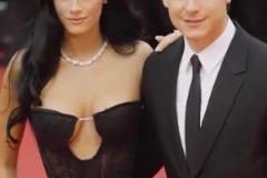 迪巴拉與妻子走紅毯，小魔仙比他老婆還靚