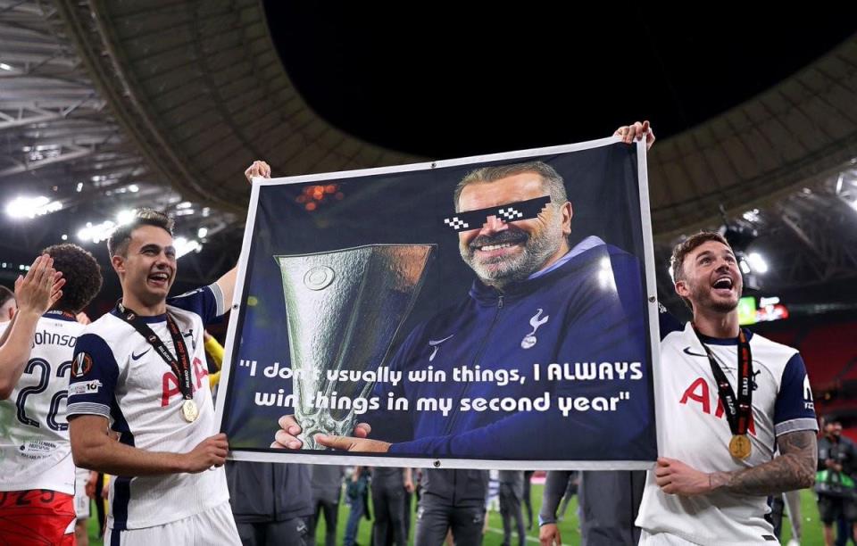 熱刺球員賽后高舉澳波旗幟承諾明年必奪冠