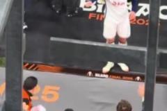 賽后孫興慜找看臺韓國球迷要了韓國國旗，身披韓國國旗慶祝奪冠！