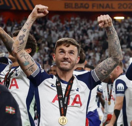 麥迪遜換球衣慶祝熱刺奪冠：我與隊友一樣配得上這枚獎牌