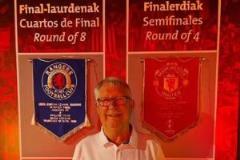 弗格森參觀畢巴博物館 簽名捐贈(zèng)比賽用球并交換隊(duì)旗