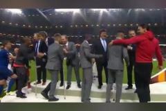 拐杖聯(lián)上臺(tái)領(lǐng)獎(jiǎng)！17年曼聯(lián)歐聯(lián)奪冠，穆帥帶領(lǐng)曼聯(lián)勇奪小三冠！