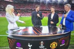 貝爾現(xiàn)場解說歐聯(lián)杯決賽，短發(fā)造型發(fā)量濃密