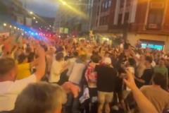 干得漂亮！大量畢巴球迷加入熱刺球迷一起慶祝曼聯(lián)輸球