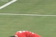 銅梁龍隊員白余濤抽筋倒地，為節(jié)省時間，忍痛爬出草坪接受治療