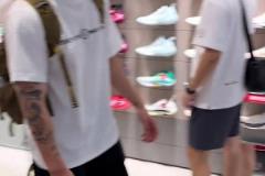 李寧拉塞爾中國(guó)行期間，Dlo現(xiàn)身粉絲求婚現(xiàn)場(chǎng)送上美好祝愿。