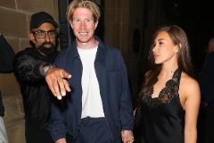 德布勞內(nèi)告別派對：瓜迪奧拉騎車出席，格拉利什陪聊至凌晨