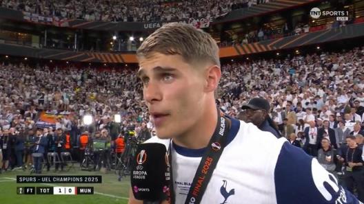 范德芬：球進(jìn)我必須沖，結(jié)果卻解圍了