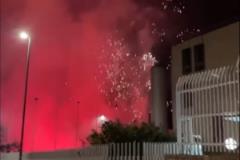 那不勒斯球迷在卡利亞里酒店門口燃放煙花干擾他人休息