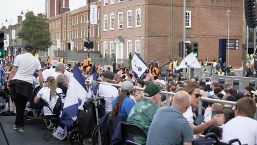 歐聯(lián)杯奪冠游行即將開(kāi)始，熱刺球迷已紛紛等候