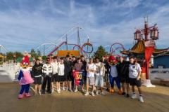 巴薩球員攜家人赴主題公園團(tuán)建慶祝并探望病童