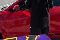 網(wǎng)友偶遇東契奇求簽名 沒想到球星的后視鏡也有泥點子