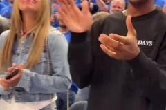 曾率隊(duì)殺進(jìn)季后賽！雷霆名宿保羅現(xiàn)身西決G2捧場(chǎng)小老弟亞歷山大