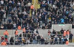 熱刺球迷返程難恐錯過奪冠游行，網(wǎng)友調(diào)侃：我移民西班牙算了