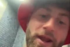 曼聯(lián)球迷遭雙重打擊：被困畢巴廁所并被自潔系統(tǒng)噴透濕！