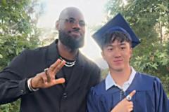 老詹應(yīng)兒子要求出席布萊斯畢業(yè)典禮并合影留念