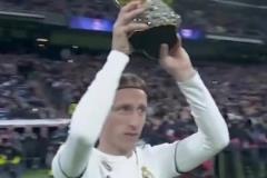 打破梅羅十年壟斷！2018年33歲的莫德里奇在伯納烏展示金球獎！