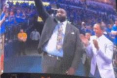 雷霆主場(chǎng)球迷起立歡迎帕金斯，美媒：只聚焦一個(gè)高光鏡頭