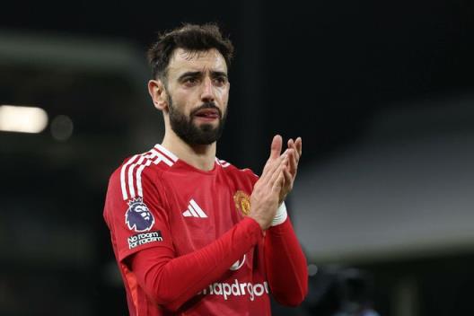 天空體育：利雅得新月有意引進(jìn)曼聯(lián)隊長B費，談判仍在進(jìn)行中