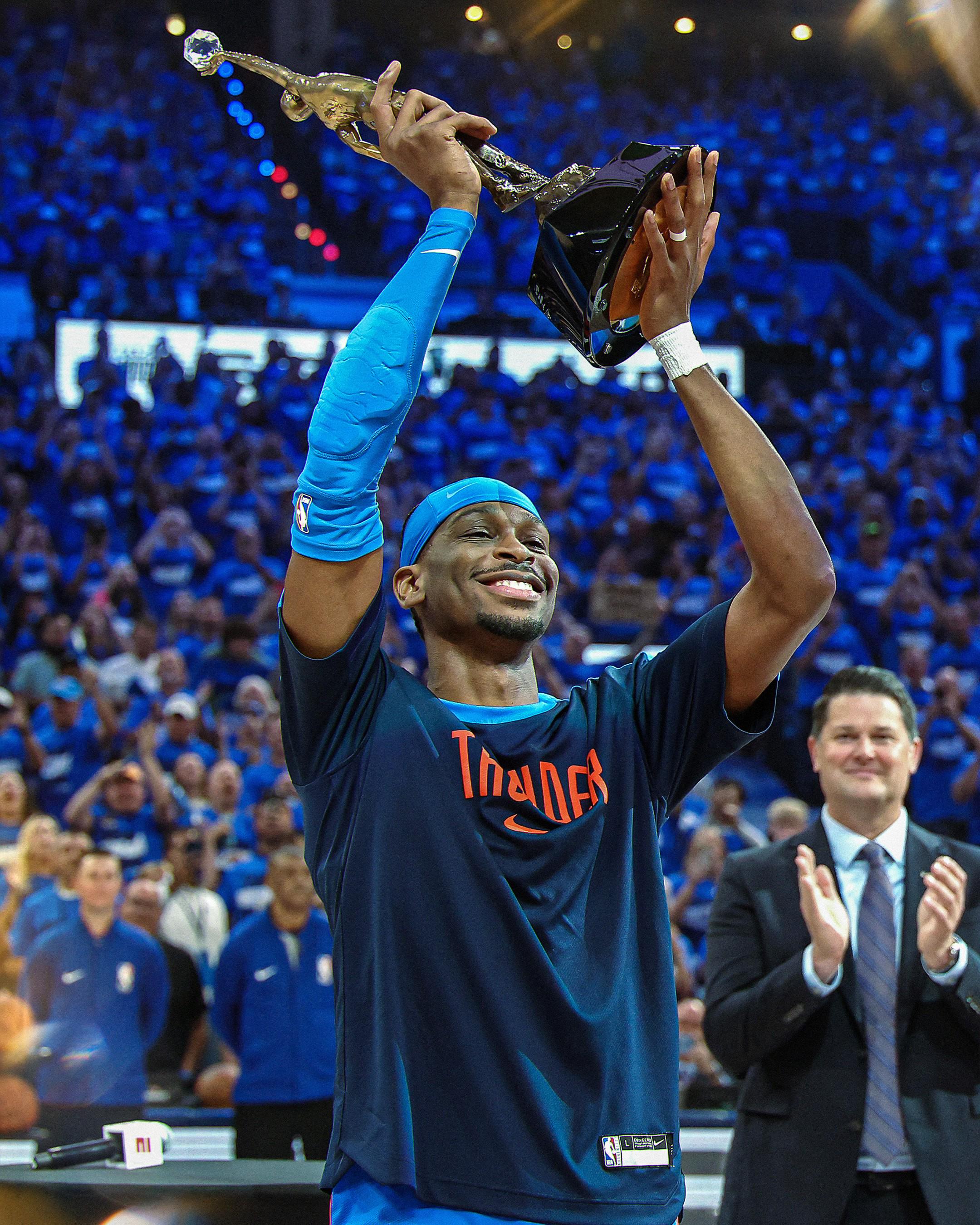 亞歷山大在雷霆球迷面前斬獲MVP獎(jiǎng)杯，成就人生高光時(shí)刻