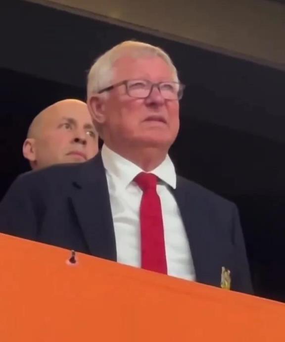 歐聯(lián)杯決賽 halftime，弗格森表情痛苦