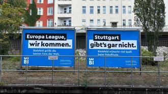 德國杯決賽前比勒菲爾德在柏林街頭張貼海報：斯圖加特根本不存在