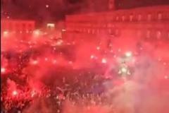 一只手已經(jīng)摸到獎杯，小麥進球后那不勒斯球迷在廣場瘋狂慶祝