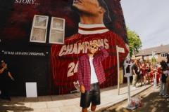 范迪克巨幅涂鴉致敬隊(duì)長(zhǎng)，社交媒體發(fā)文表達(dá)榮耀與自豪