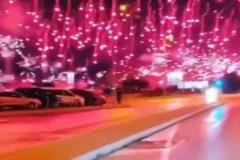 天都染紅夜空，那不勒斯全城燃放煙花點(diǎn)亮紅色天際