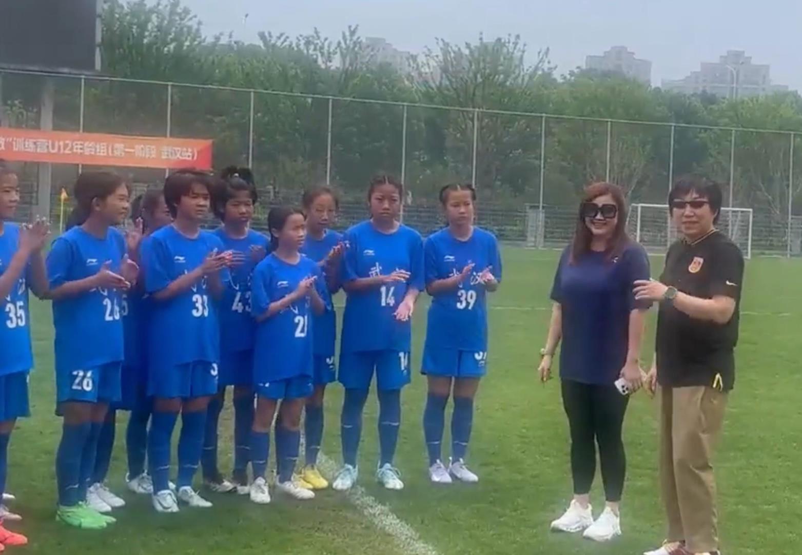 孫雯與亞足聯(lián)官員探望U12女足小將并合影留念