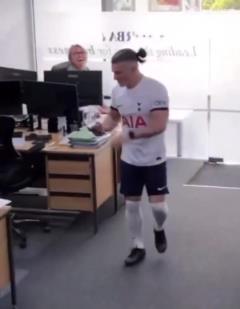 歐聯(lián)奪冠后熱刺球迷武裝上班，給曼聯(lián)老板帶來意外驚喜