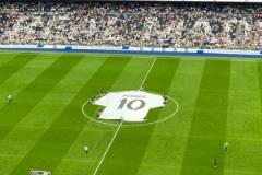 皇馬在伯納烏球場(chǎng)展示巨型10號(hào)球衣致敬莫德里奇