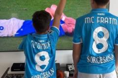 西涅社交媒體曬照祝賀那不勒斯奪冠，孩子身著麥克托米奈球衣