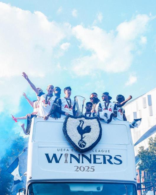 熱刺官方發(fā)布奪冠游行視頻，球迷遍布街道與屋頂共慶勝利