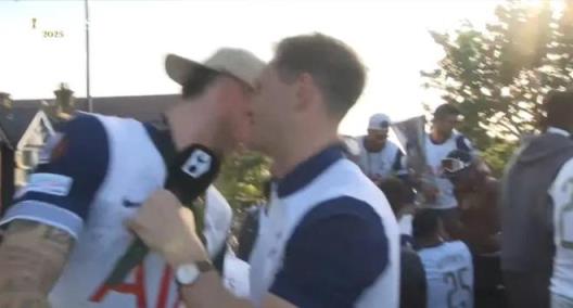 熱刺歐聯(lián)奪冠慶典，麥迪遜險(xiǎn)些從車頂?shù)? style=