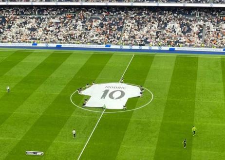 皇馬在伯納烏球場展示巨型10號球衣致敬莫德里奇