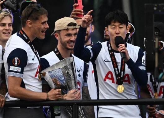 太陽報：熱刺歐聯(lián)奪冠后20萬球迷狂歡，麥迪遜采訪險墜車