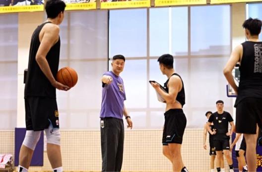 廣東男籃正式集結(jié)！杜鋒回歸執(zhí)教，訓(xùn)練氛圍輕松，王少杰與四張齊頭并進(jìn)