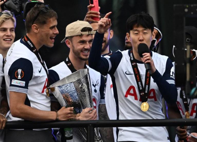 太陽報：熱刺歐聯(lián)奪冠后20萬球迷狂歡，麥迪遜采訪險墜車