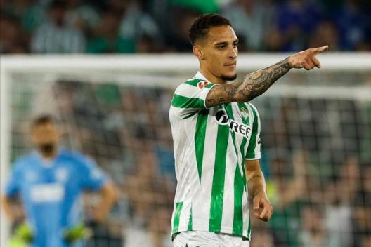 安東尼舉球衣謝球迷：10分角世界波太絲滑